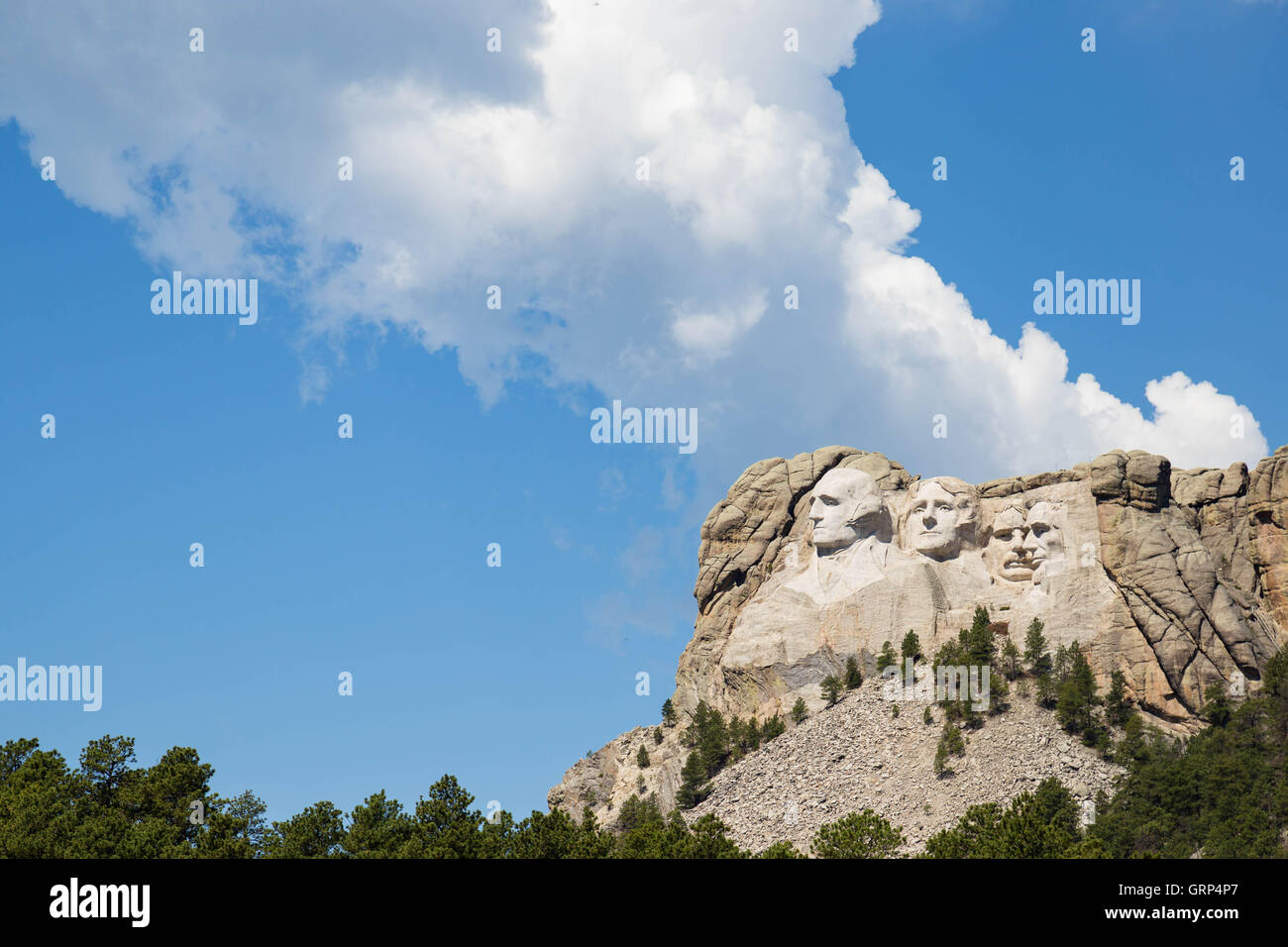 Mt. Rushmore in distanza su un poco nuvoloso giorno. Foto Stock