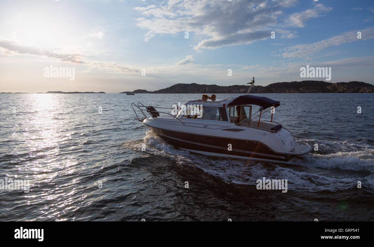 Tour serale in barca di ritorno a casa a Swedish west coast sul fiordo di Marstrand Foto Stock