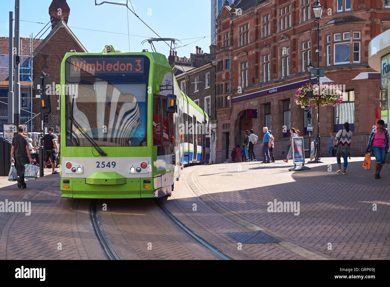 Il tram a Croydon su Church Street, Londra England Regno Unito Regno Unito Foto Stock