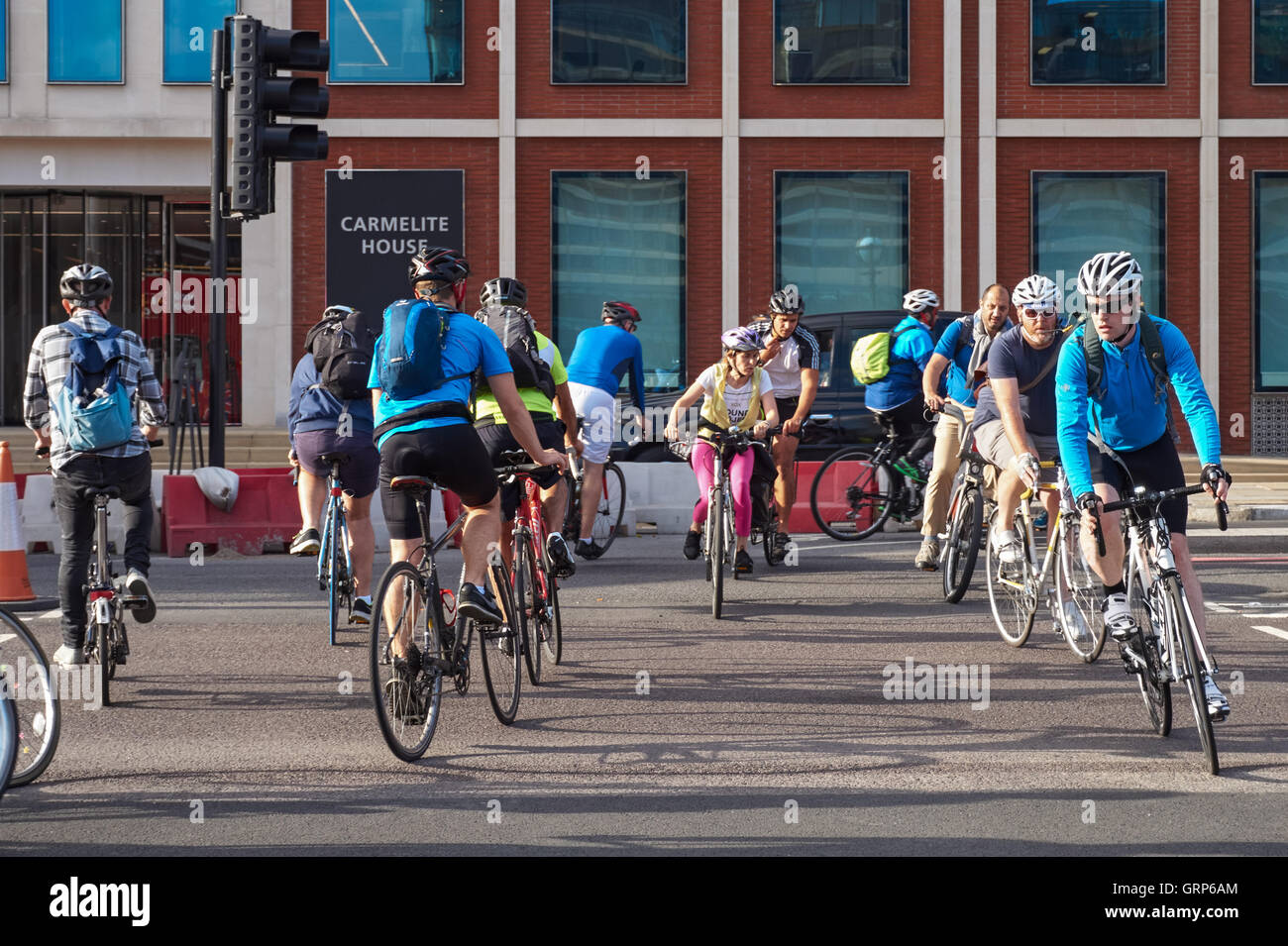 Ciclisti su Cycle SuperHighway 3, Cycleway 3 vicino al ponte Blackfriars, Londra Inghilterra Regno Unito Foto Stock