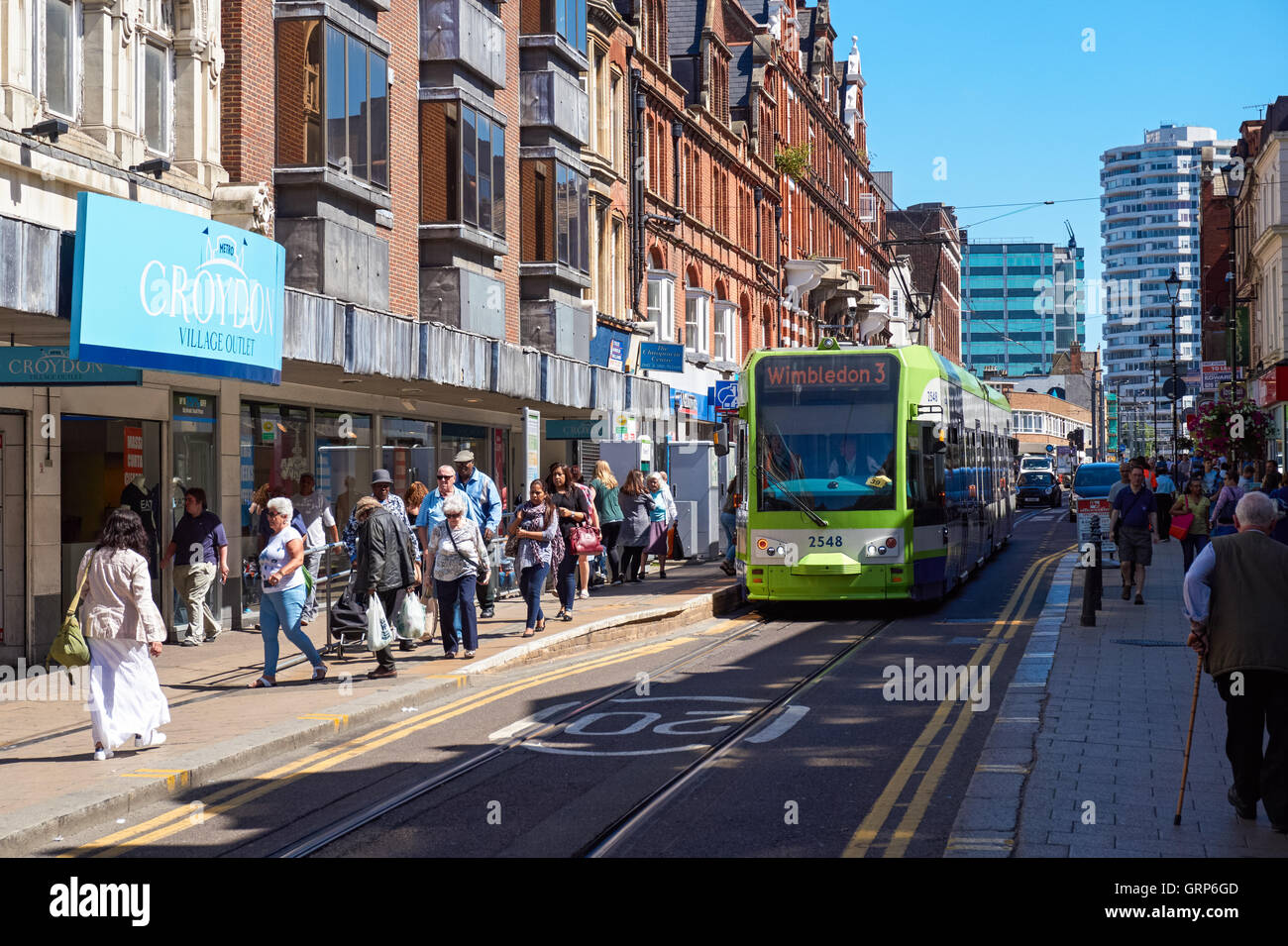 Il tram a Croydon su George Street, Londra England Regno Unito Regno Unito Foto Stock