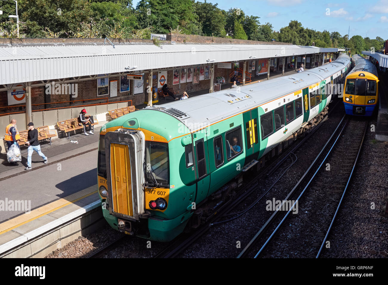 Sud del treno alla stazione di West Croydon, Londra England Regno Unito Regno Unito Foto Stock