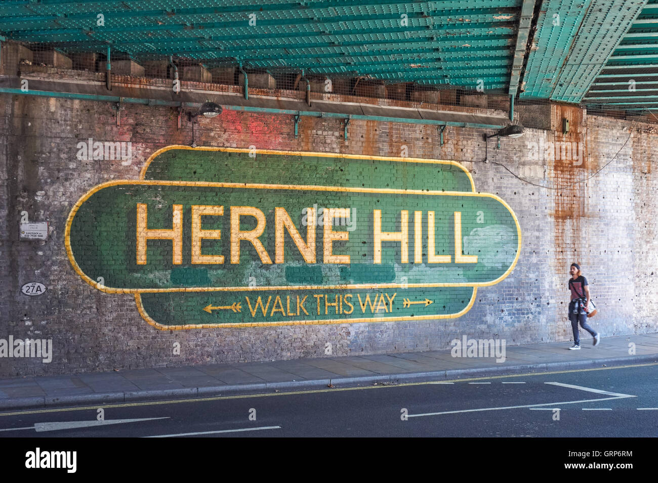 Herne Hill segno sotto il ponte ferroviario, Herne Hill, Londra England Regno Unito Regno Unito Foto Stock