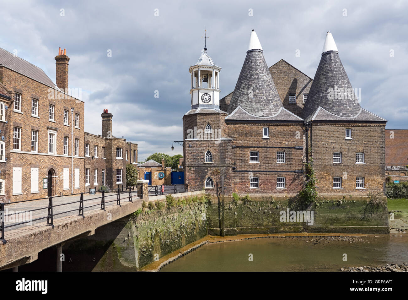 Il clock mulino a tre mulini in prua in Londra England Regno Unito Regno Unito Foto Stock Il clock mulino a tre mulini in prua in Londra England Regno Unito Regno Unito Foto Stock