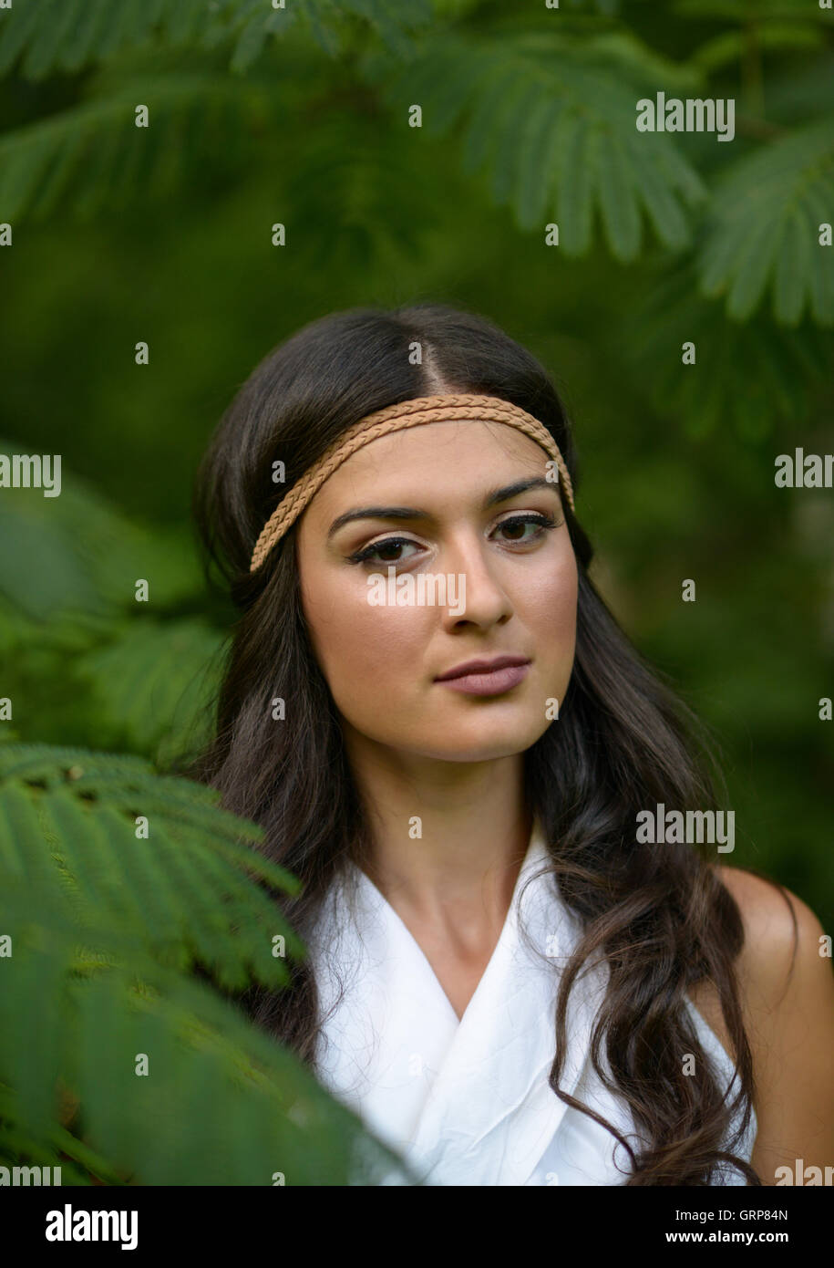 Ritratto di giovane e bella donna in natura Foto Stock