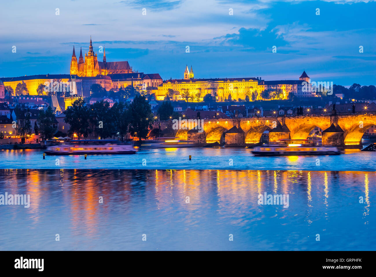 Vedute del fiume Vltava, il Ponte Carlo e il castello di là. Praga Repubblica Ceca Europa Foto Stock