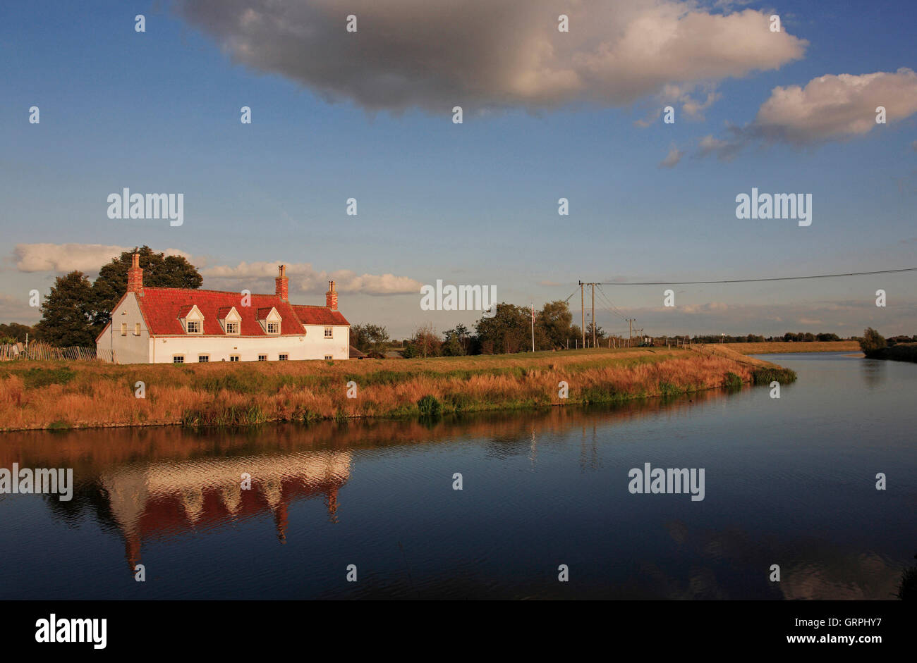 Ponte Tattershall Cottage & River Witham, Tattershall, Lincolnshire. Foto Stock