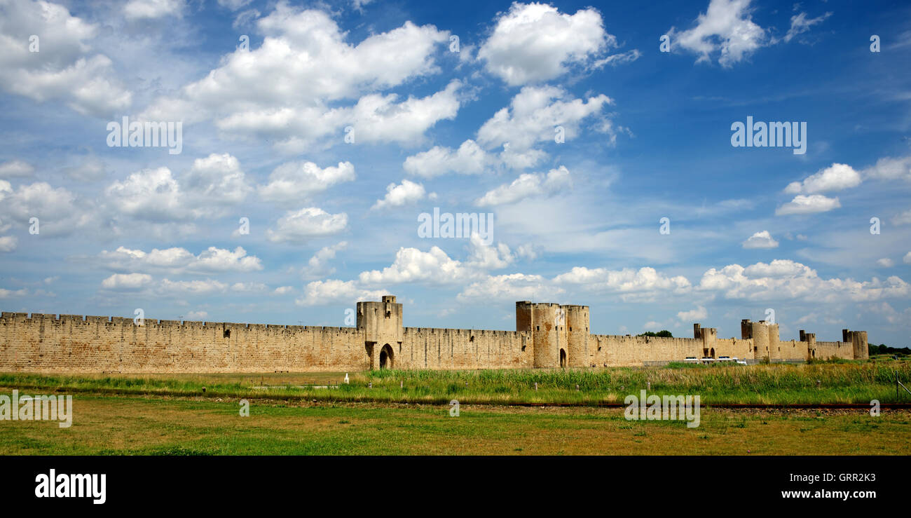 Vista panoramica antiche mura della città di Aigues-Mortes Languedoc-Roussillon Francia Foto Stock