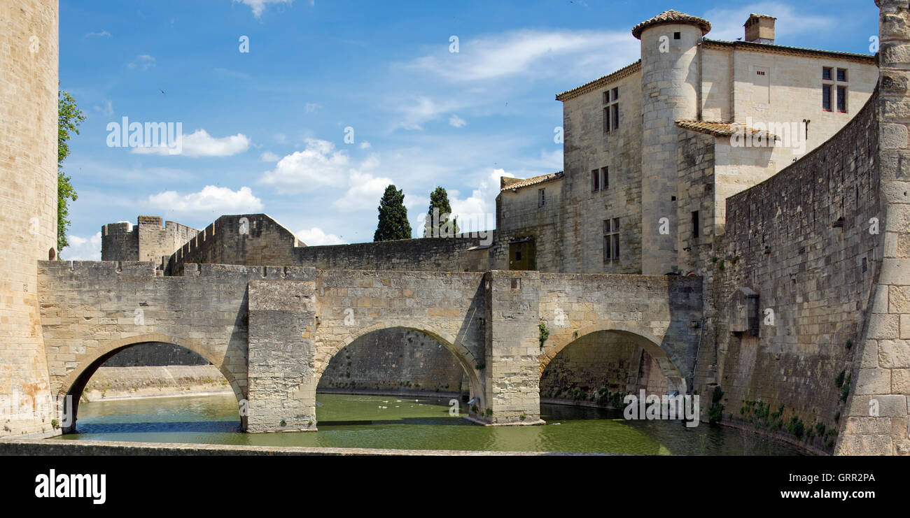 Il ponte di pietra e il fossato Aigues-Mortes Languedoc-Roussillon Francia Foto Stock