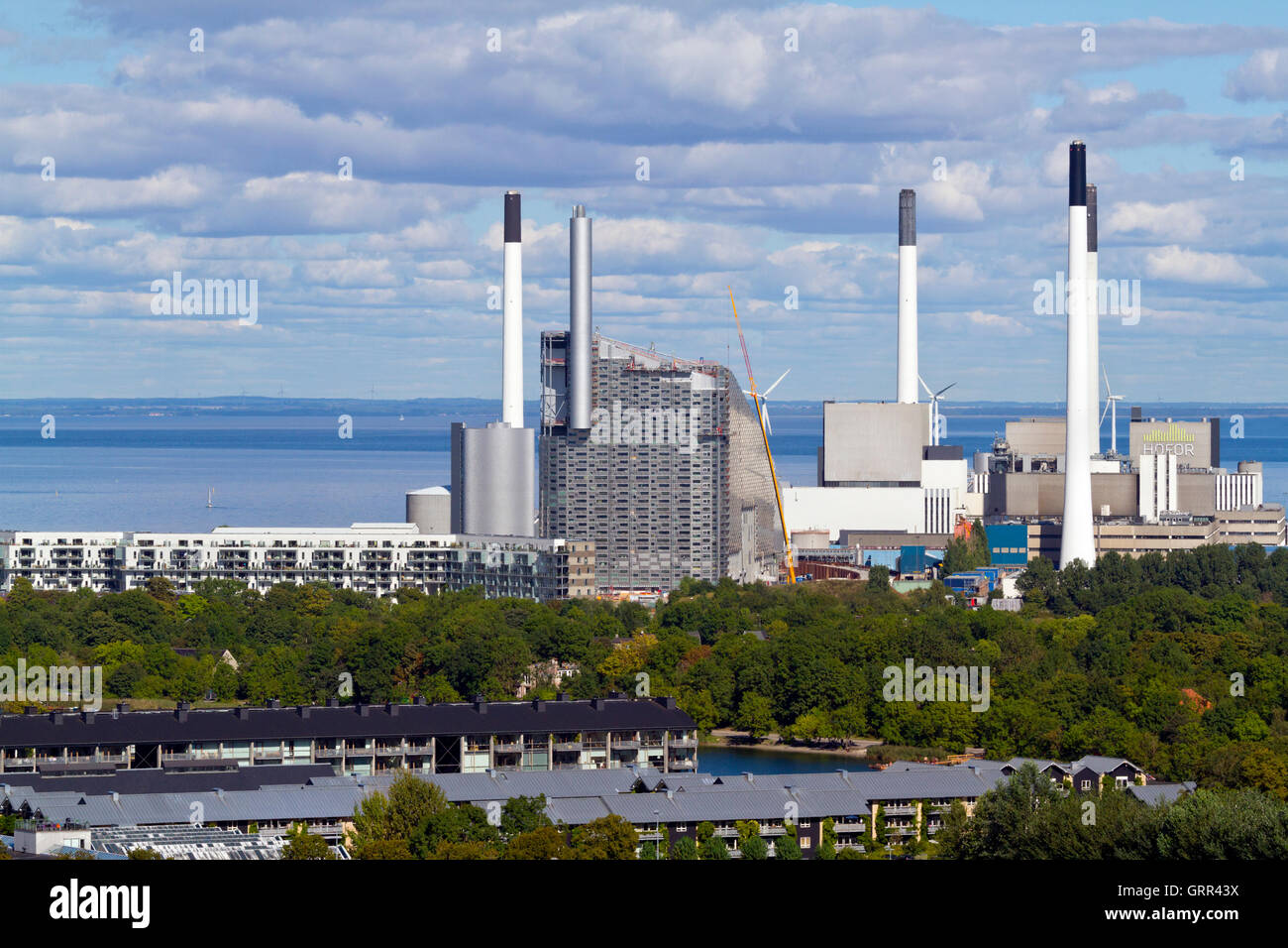 Vista della nuova fabbrica di energia elettrica Amager Slope, CopenHill e Waste-to-Energy in costruzione. Progettato Da Bjarke Ingels. A destra la vecchia pianta. Foto Stock