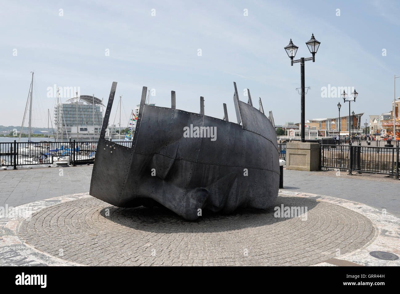 Mercantili marinai War Memorial Sculpture a Mermaid Quay a Cardiff Bay Wales, arte lungomare Foto Stock