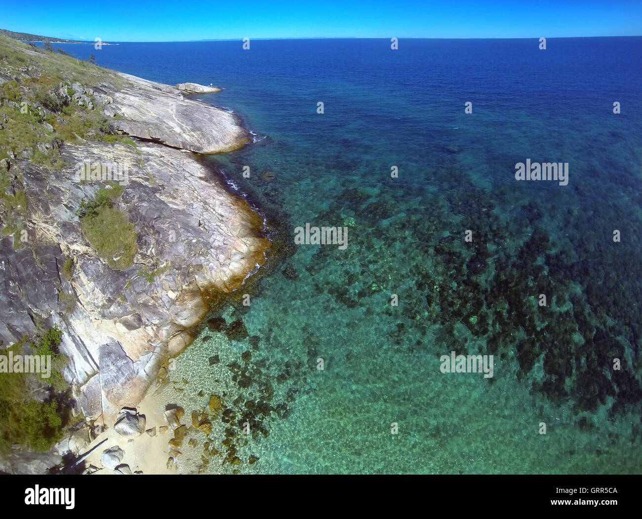 Vista aerea della barriera corallina di Lizard Island con frammentaria della sbianca pallido di coralli, della Grande Barriera Corallina, Queensland, Australia Foto Stock