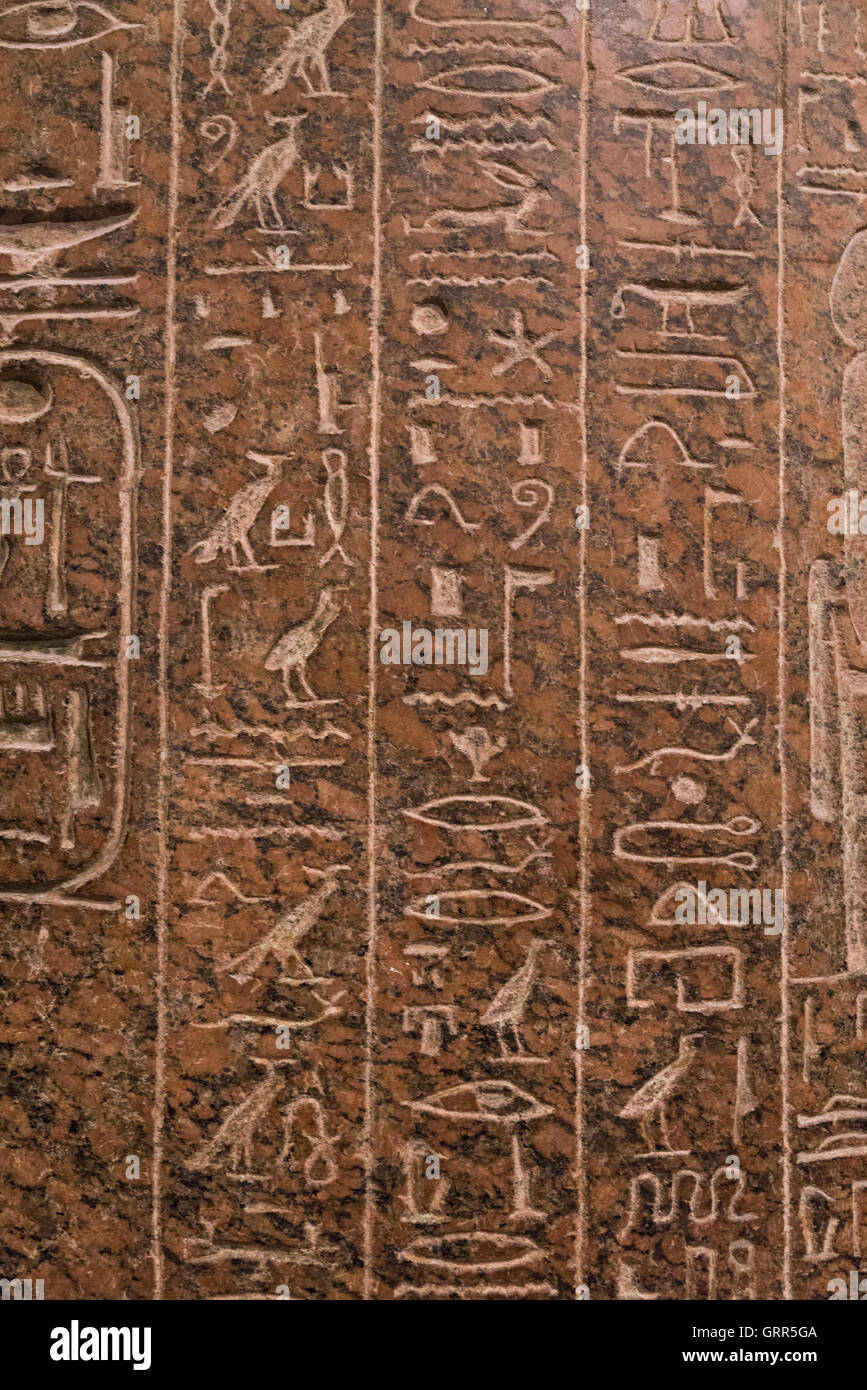 Geroglifici egiziani sul sarcofago di re Ramesse III, al museo del Louvre, Parigi, Francia Foto Stock