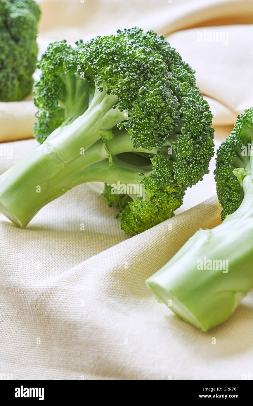 Primo piano di broccoli freschi sulla tovaglia beige. Spazio di copia Foto Stock