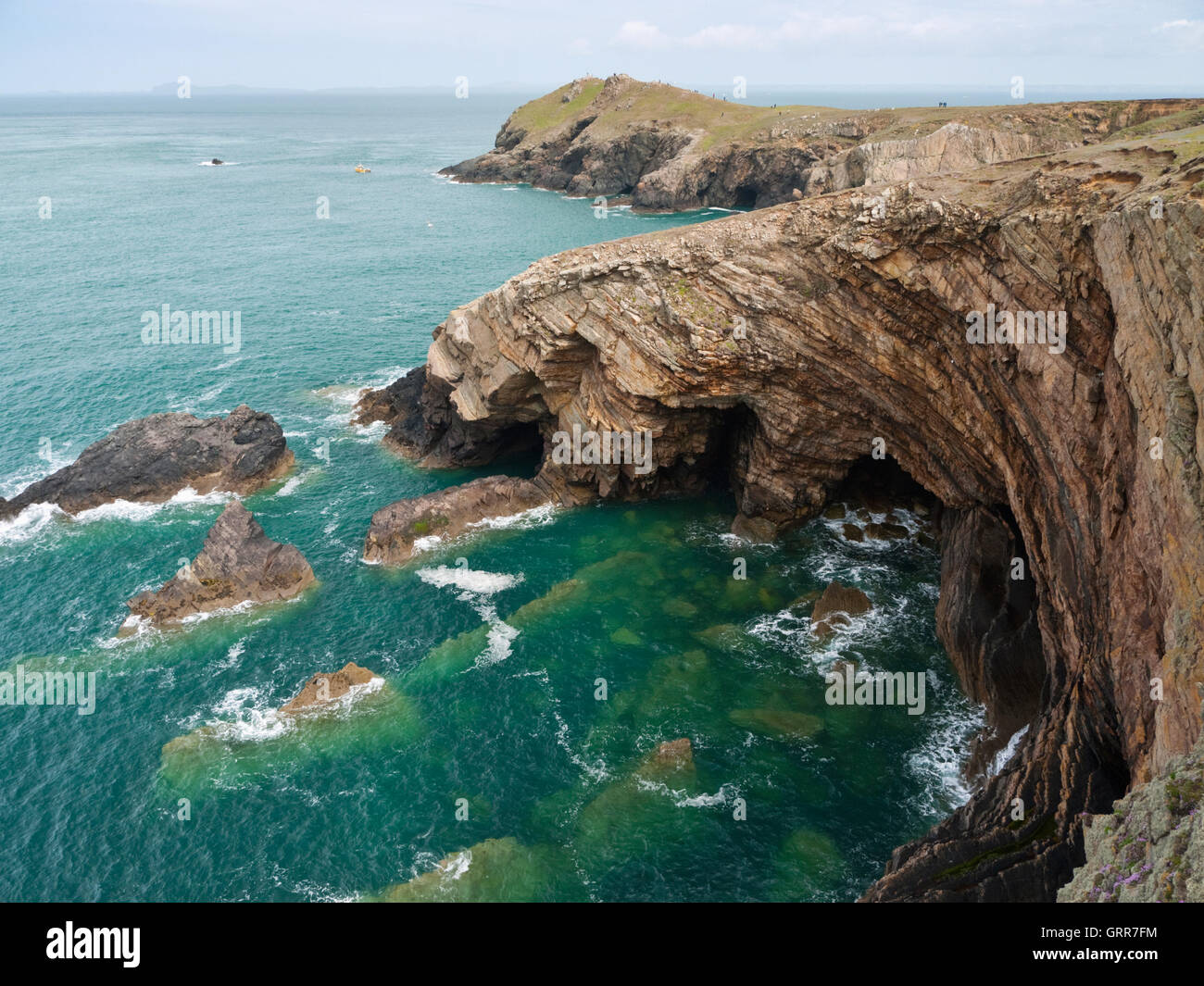 Gli archi del mare e le scogliere in Mouse's Haven, con una vista al punto Wooltack, vicino Marloes in Il Pembrokeshire Coast National Park Foto Stock