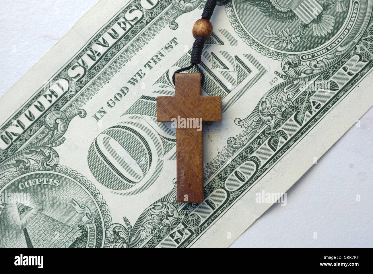 Croce di legno sul dollaro USA Foto Stock
