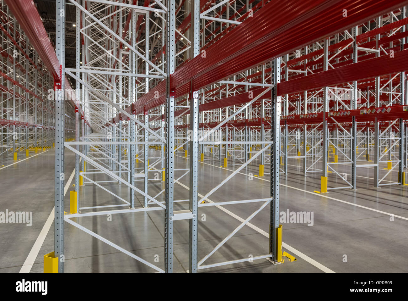Interno di un moderno magazzino ,vuoti e puliti Foto Stock