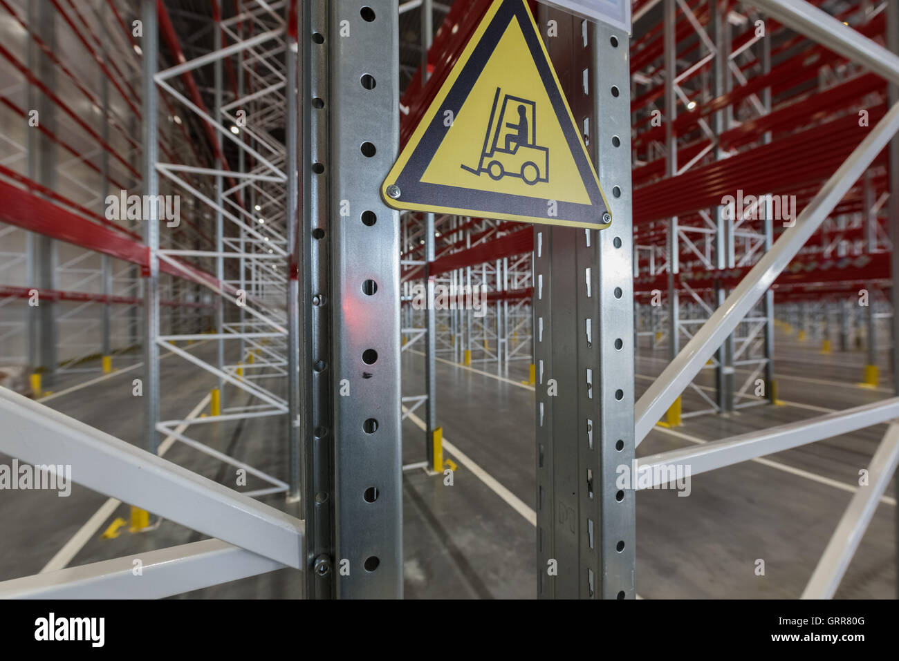 Interno di un moderno magazzino ,vuoti e puliti Foto Stock