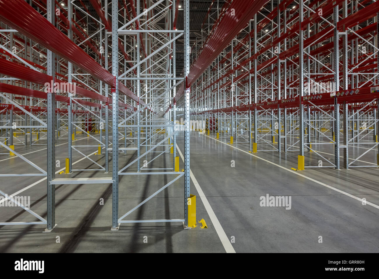 Interno di un moderno magazzino ,vuoti e puliti Foto Stock