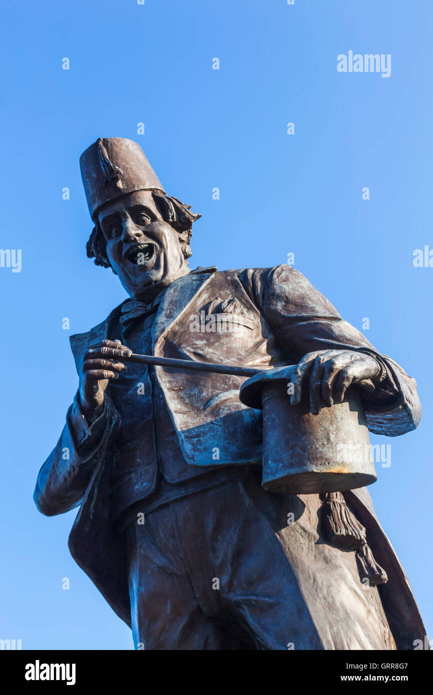 Il Galles, Glamourgon,Caerphilly, Statua del comico e Mago Tommy Cooper Foto Stock