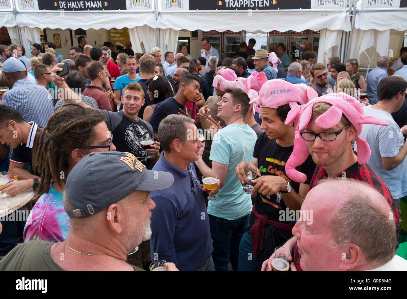 La folla di persone godono del festival della birra Bruxelles Belgio Foto Stock