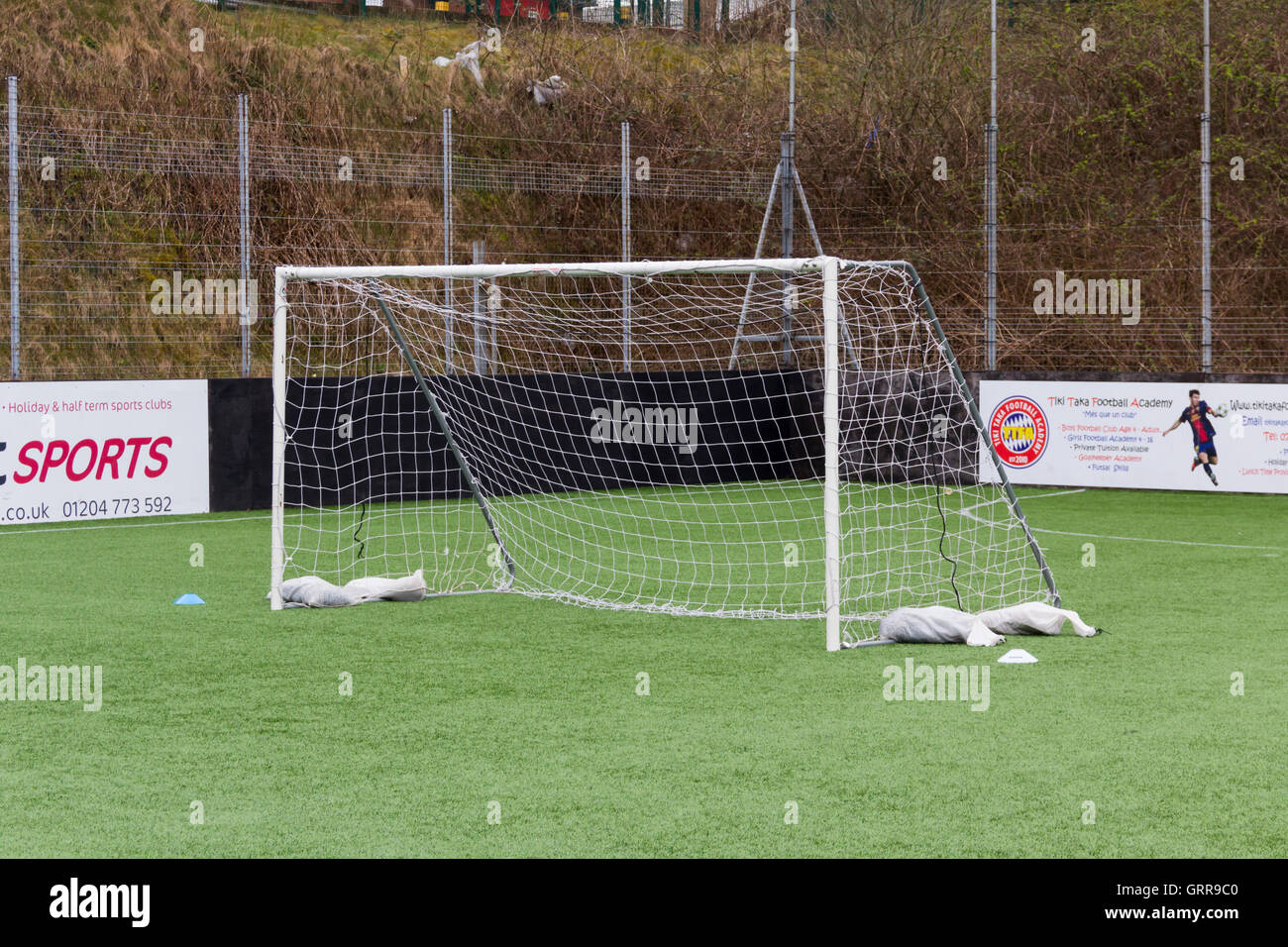 La partita di calcio a cinque reti al Burnden Park piccolo artificiale outdoor football pitch a Bolton. Foto Stock