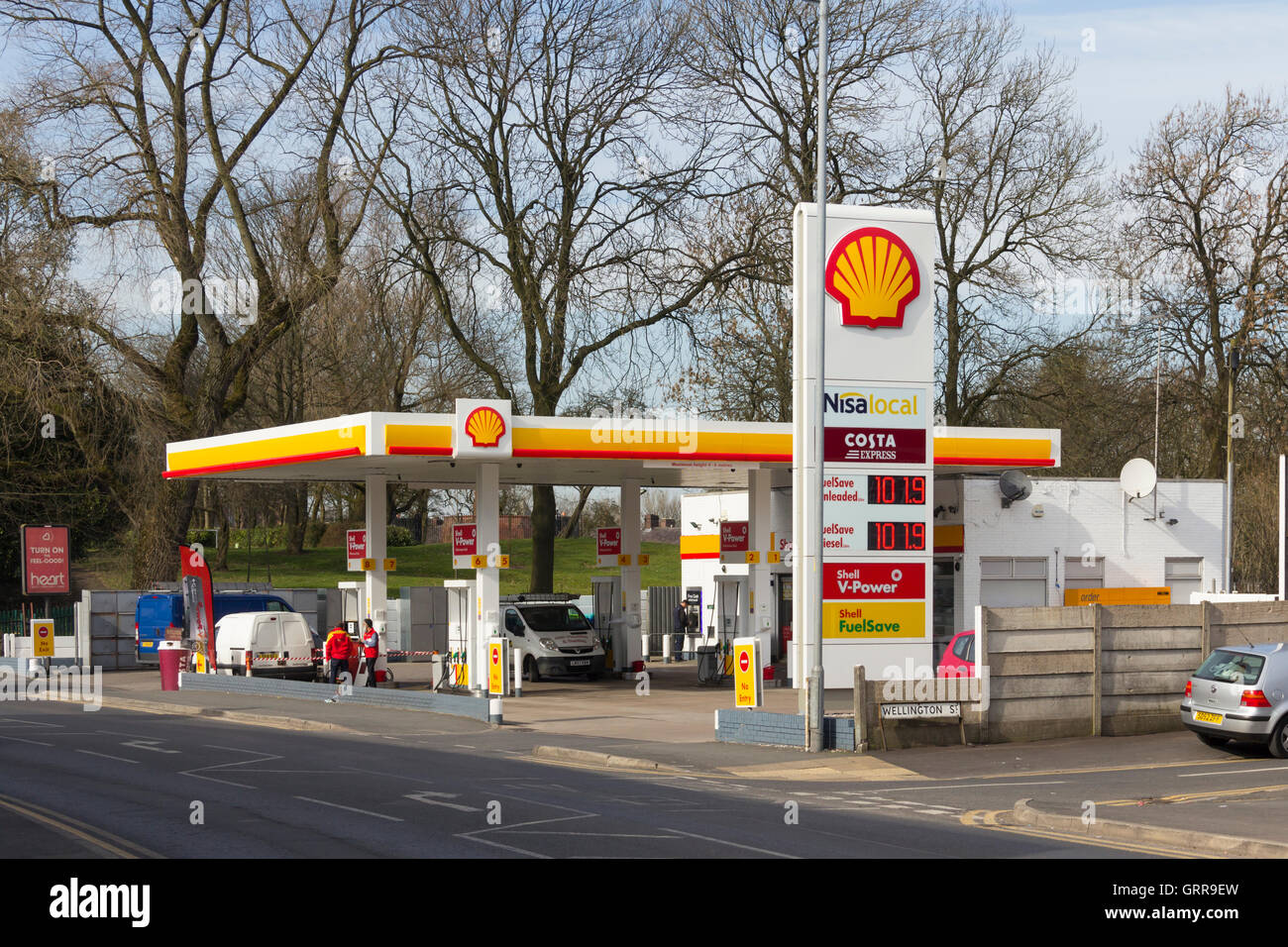 Stazione di servizio Shell garage su Albert Road, Farnworth, Bolton. Fino al 2015 questo era un Texaco stazione di riempimento. Foto Stock