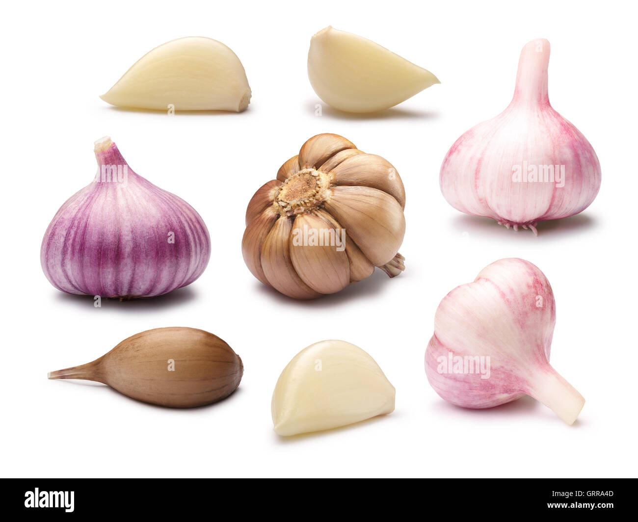 Set di diversi bulbi di aglio, i chiodi di garofano, sbucciate, split e intera. I tracciati di ritaglio, ombre separate. Gli elementi di design Foto Stock