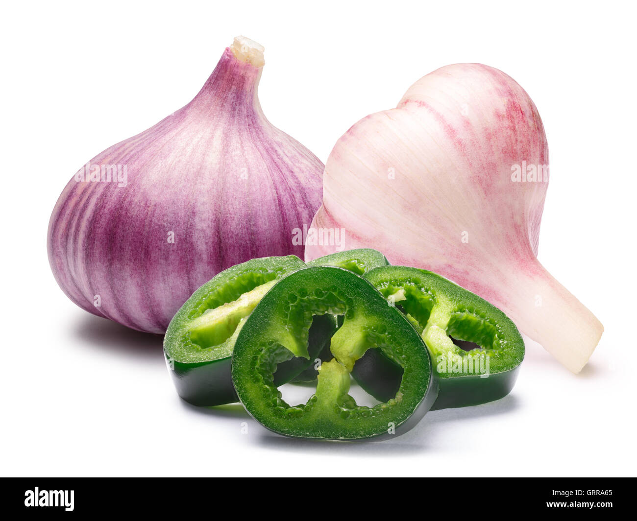 Tutto bulbi di aglio con spicchi di verde peperoncino jalapeno. Percorso di clipping, shadow separati. Gli elementi di design Foto Stock