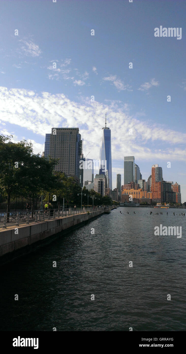 Vista della parte inferiore dello skyline di Manhattan lungo il fiume Hudson. Foto Stock
