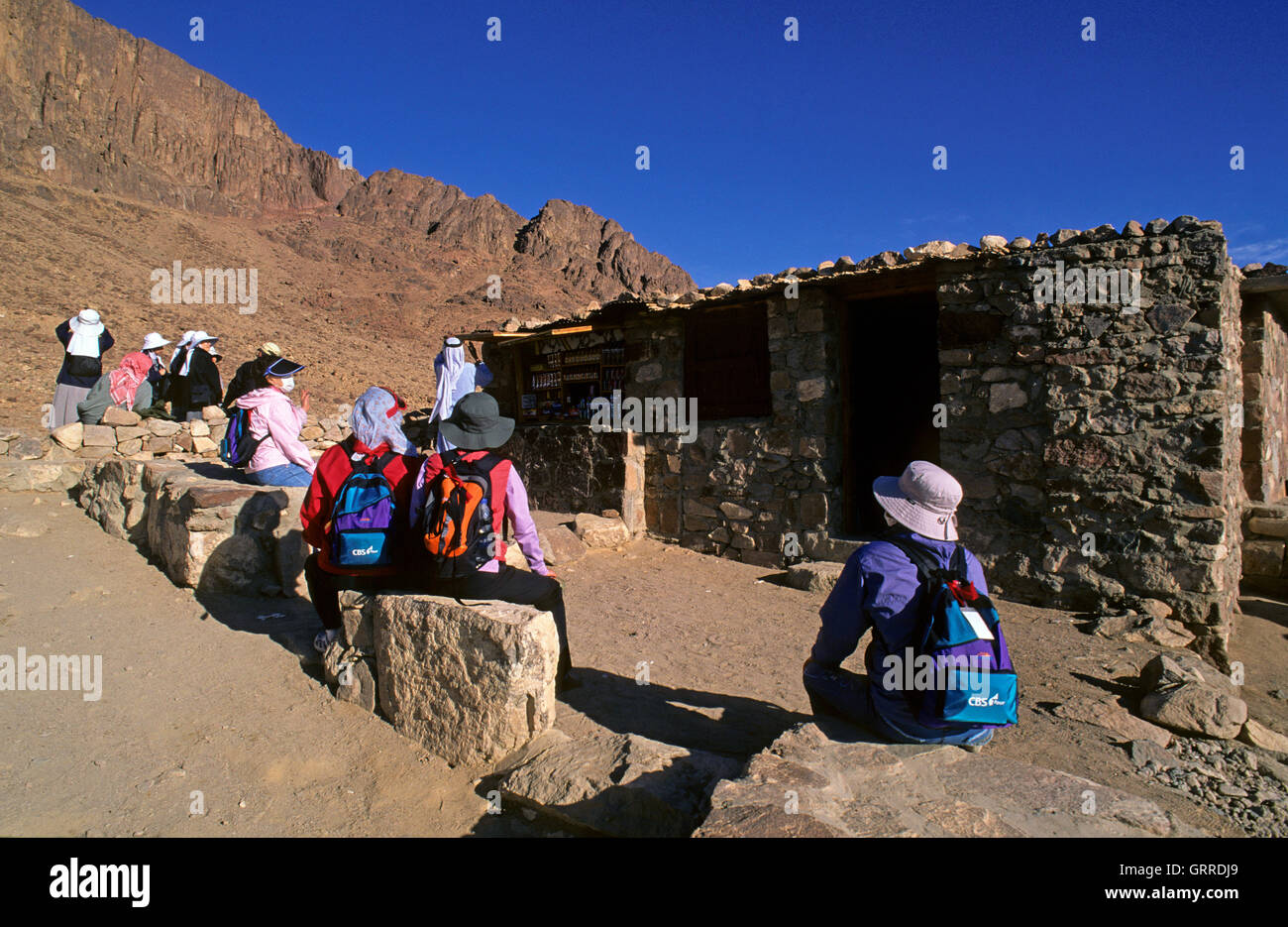 Pellegrini e turisti che riposano vicino a un bar di ristoro lungo il sentiero per il Monte Sinai, Egitto, Asia Foto Stock