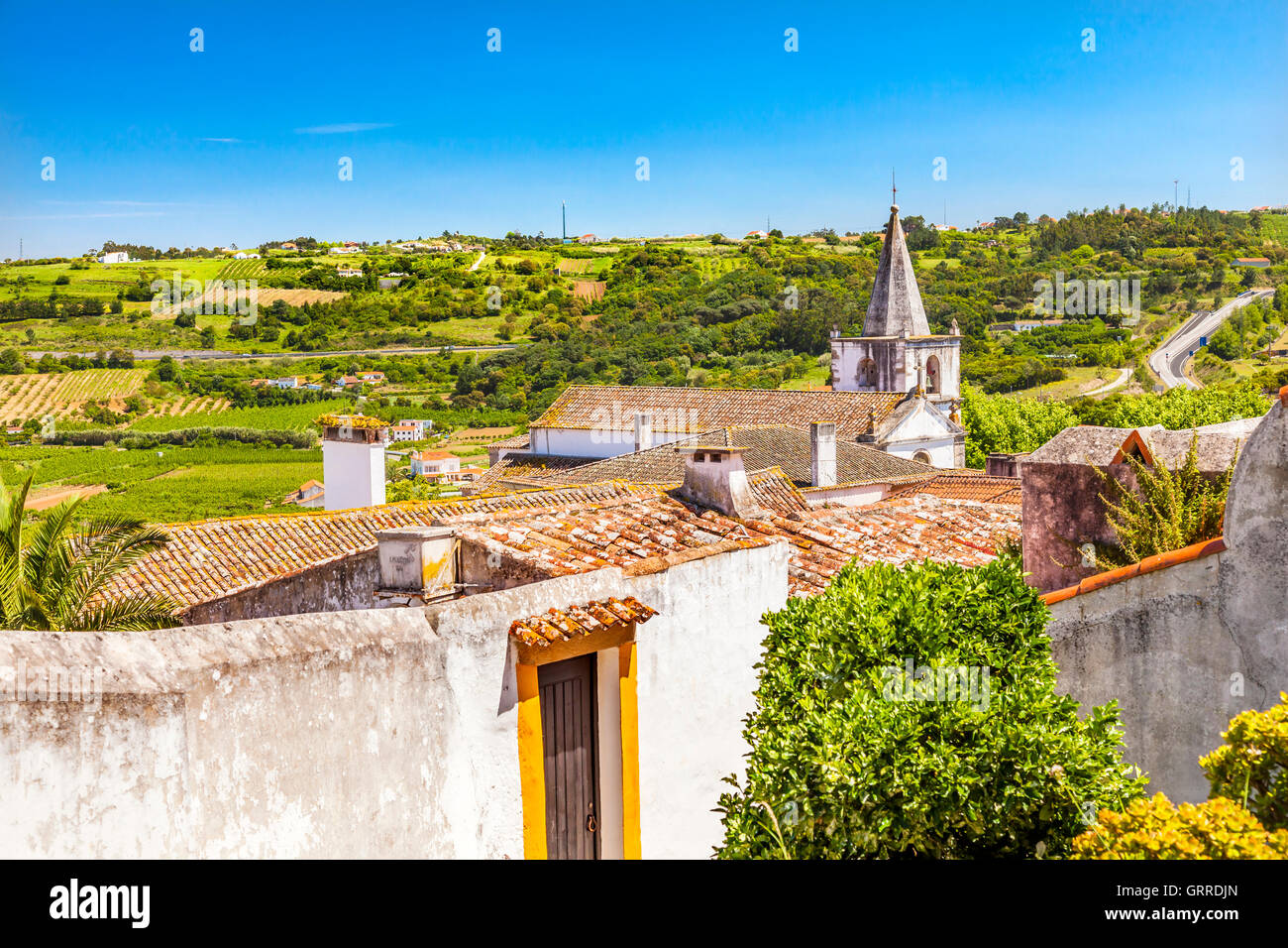 Sao Paolo Chiesa tetti arancione campagna Farmland cittadina medievale di Obidos Portogallo. Foto Stock