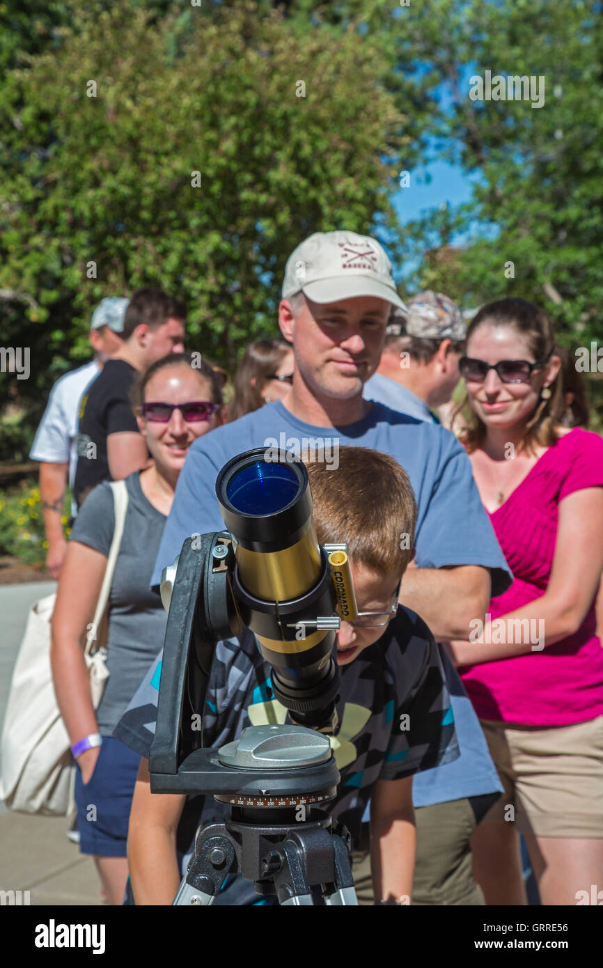 Flagstaff, in Arizona - visitatori la linea fino a guardare il sole attraverso un piccolo telescopio presso l'Osservatorio di Lowell. Foto Stock