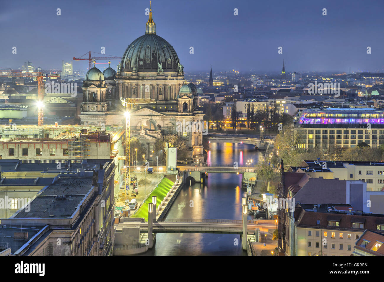 Cattedrale di Berlino (Berliner Dom) e tre ponti attraverso il fiume Sprea, Germania Foto Stock