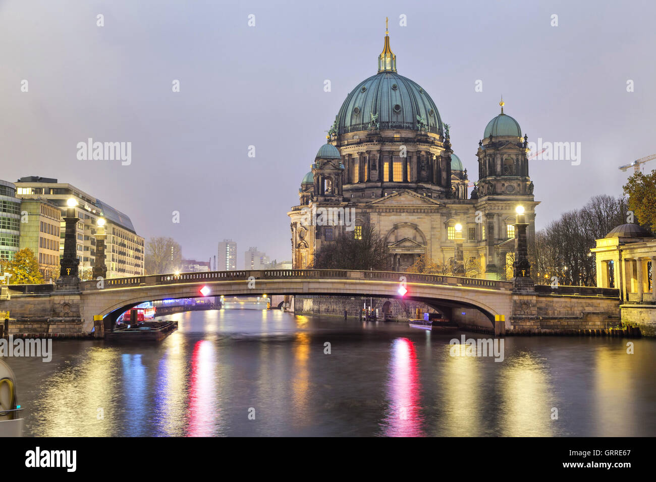 Cattedrale di Berlino (Berliner Dom) e il ponte che attraversa il fiume Sprea, Germania Foto Stock