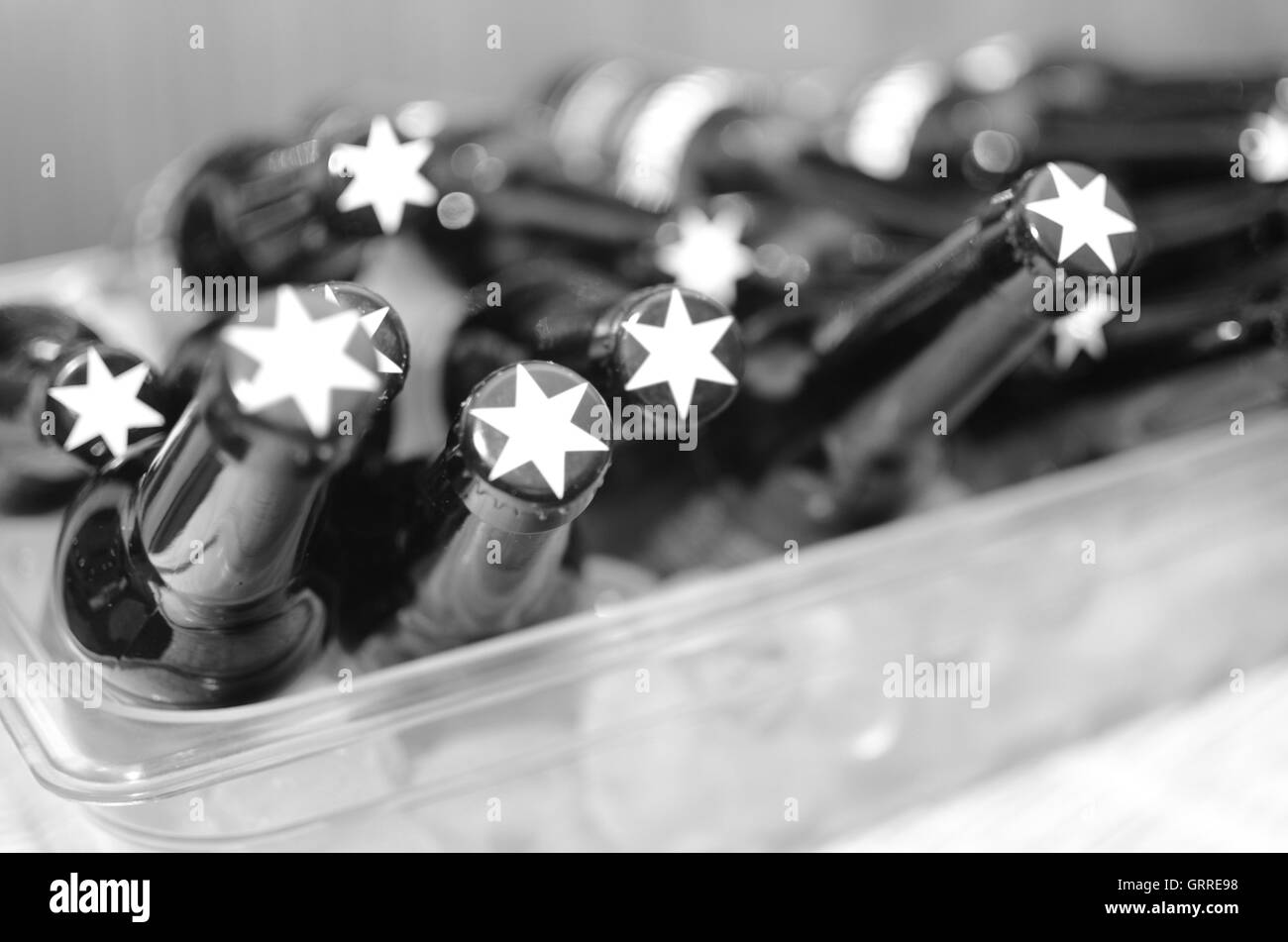 Le bottiglie di birra in un secchiello per il ghiaccio Foto Stock