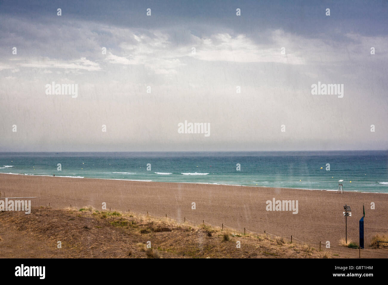 Giorno di pioggia sulla spiaggia di stagione estiva Foto Stock