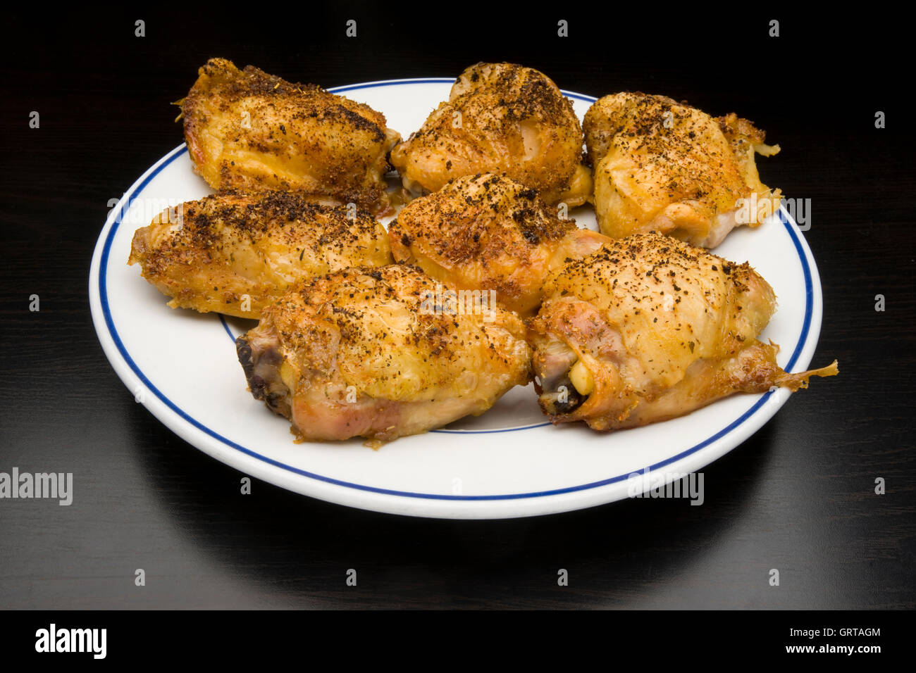 Cotto al forno cosce di pollo Foto Stock