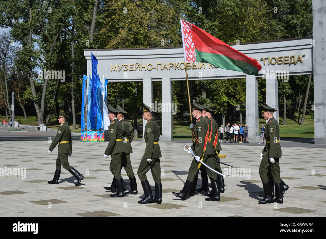 I soldati dell esercito con bandiera bielorusso davanti il Parco della Vittoria a Minsk, Bielorussia Foto Stock