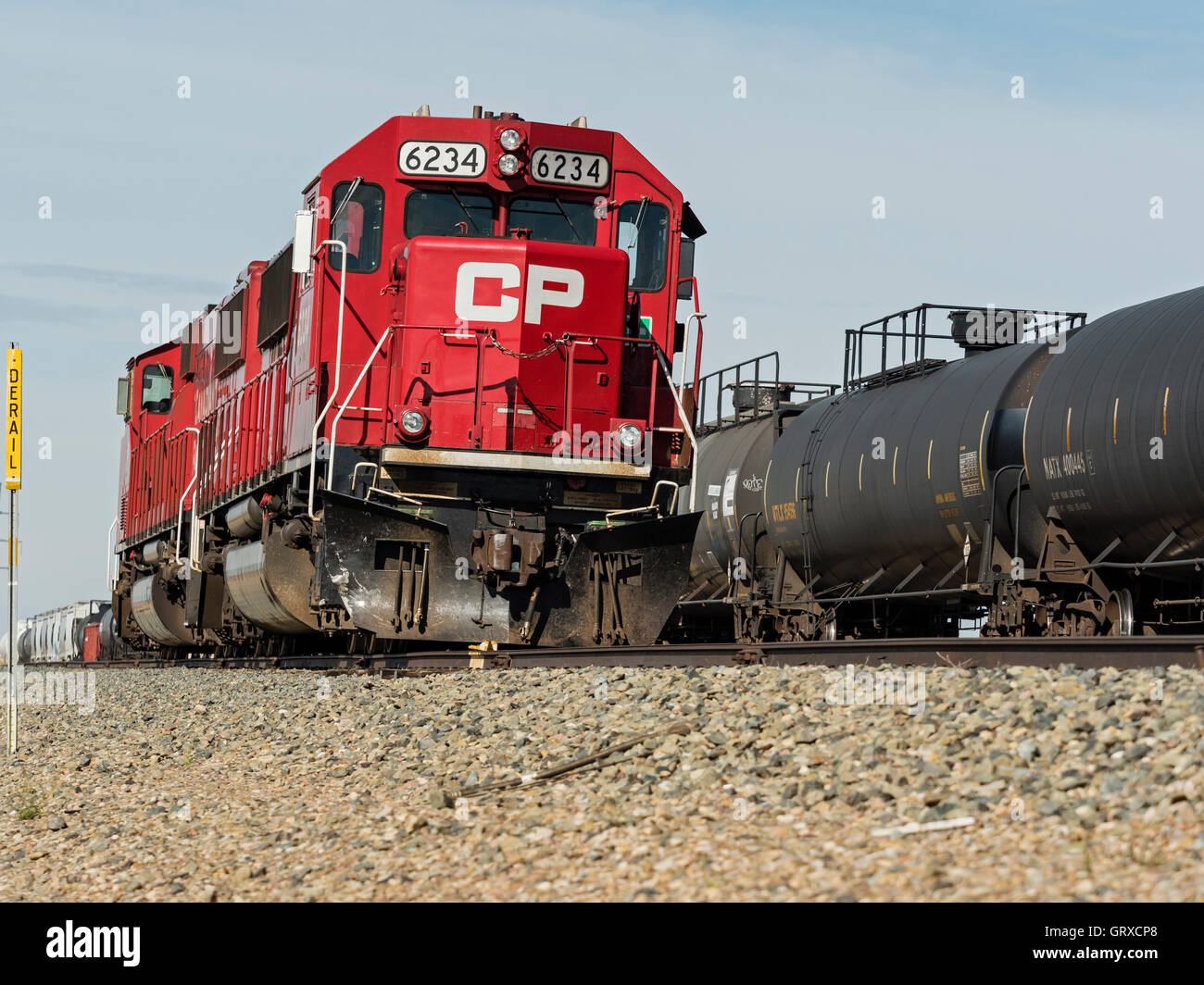 Canadian Pacific locomotori ferroviari cisterna e vagoni ferroviari, CP linea principale tracce, Medicine Hat, Alberta, Canada. Foto Stock