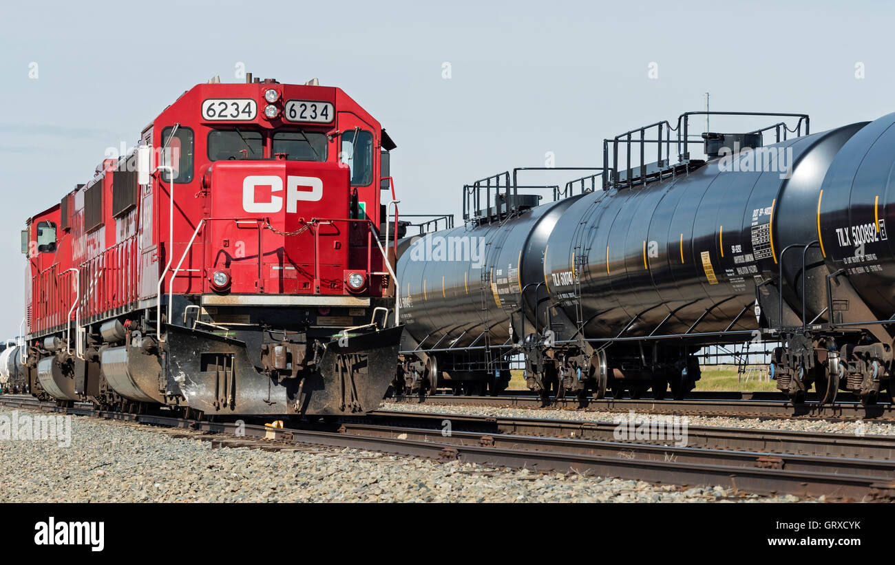 Canadian Pacific locomotori ferroviari cisterna e vagoni ferroviari, CP linea principale tracce, Medicine Hat, Alberta, Canada. Foto Stock