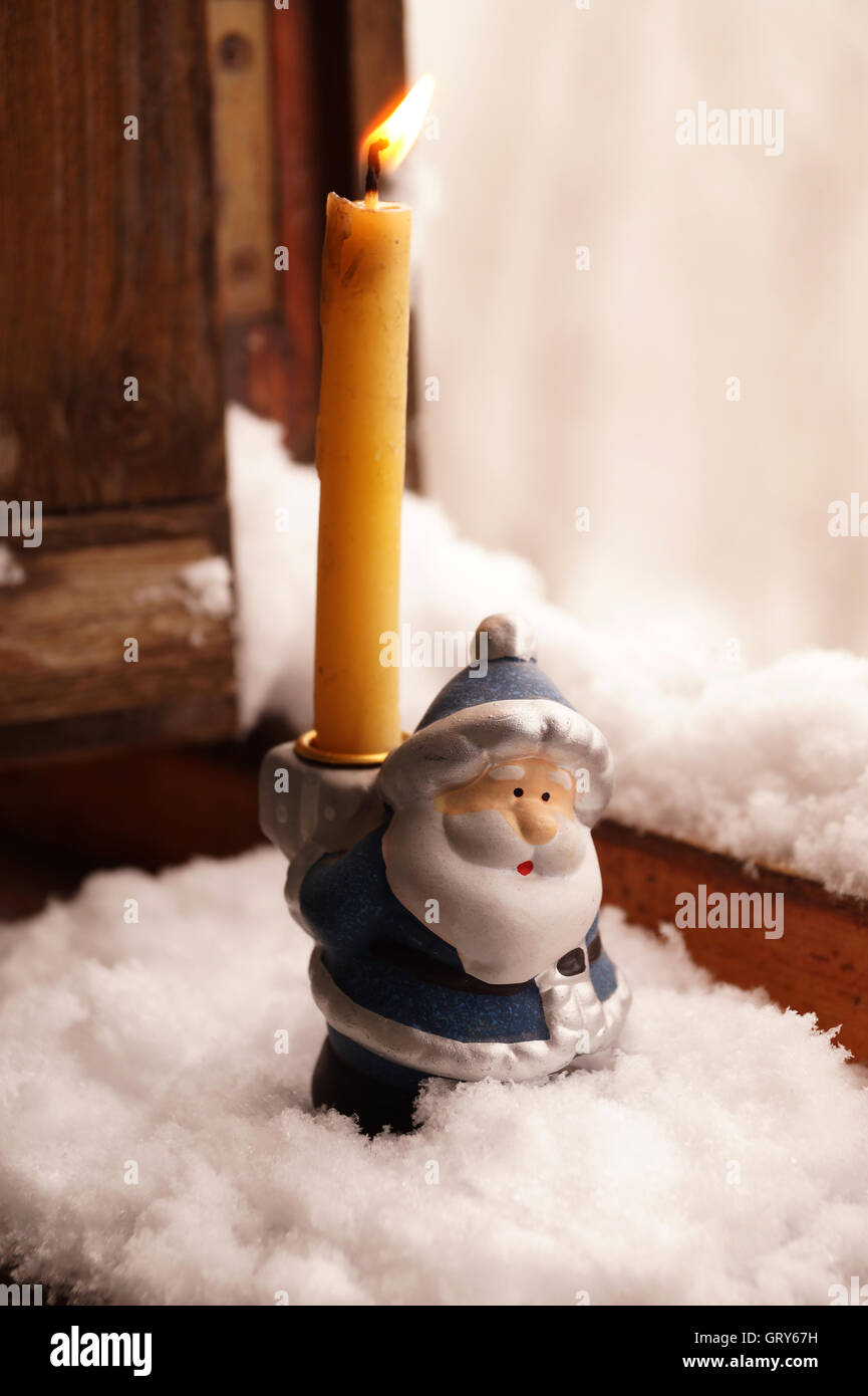Supporto sotto una candela in forma di padre Frost Foto Stock