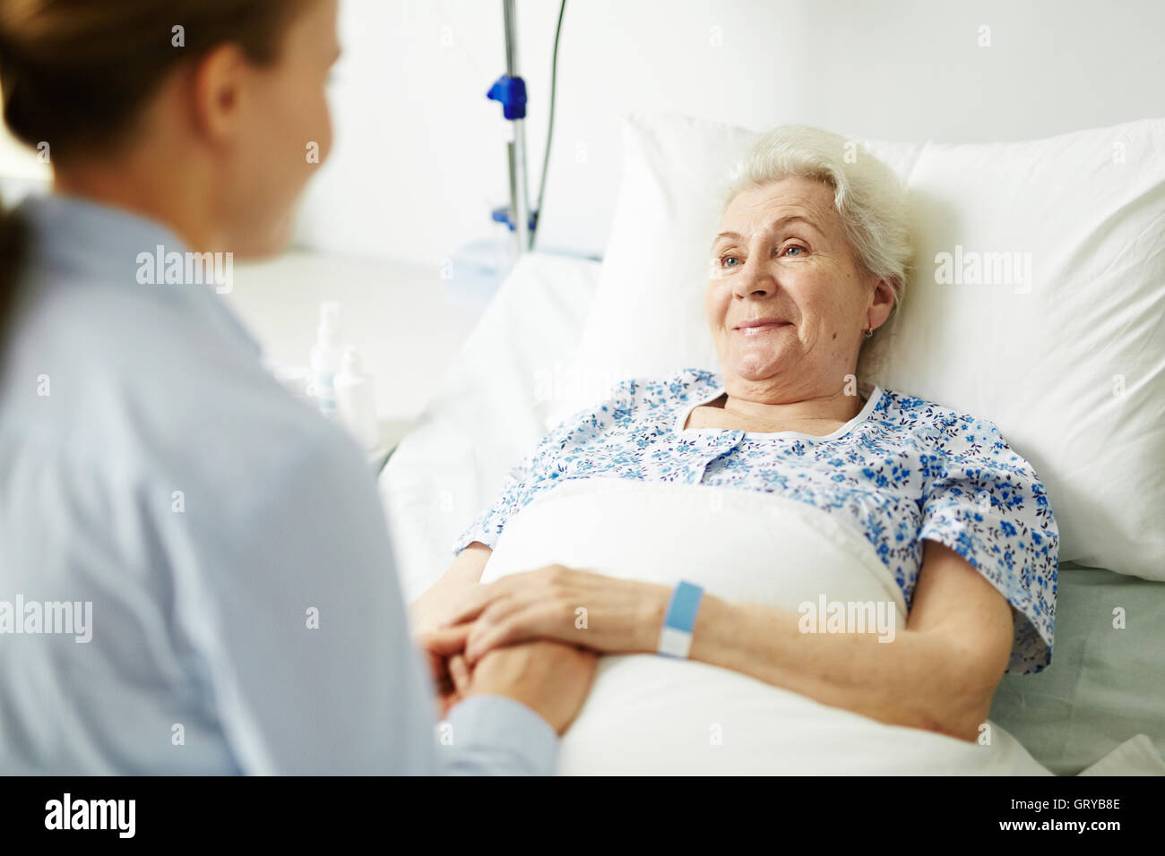 La nonna di supporto Foto Stock