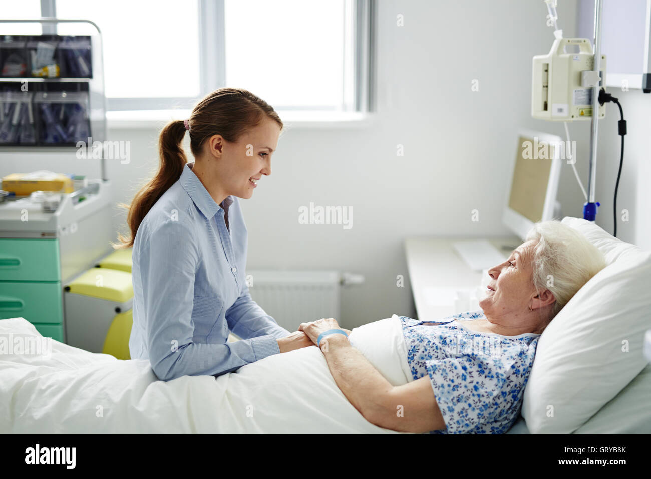 Parlando di nonna Foto Stock