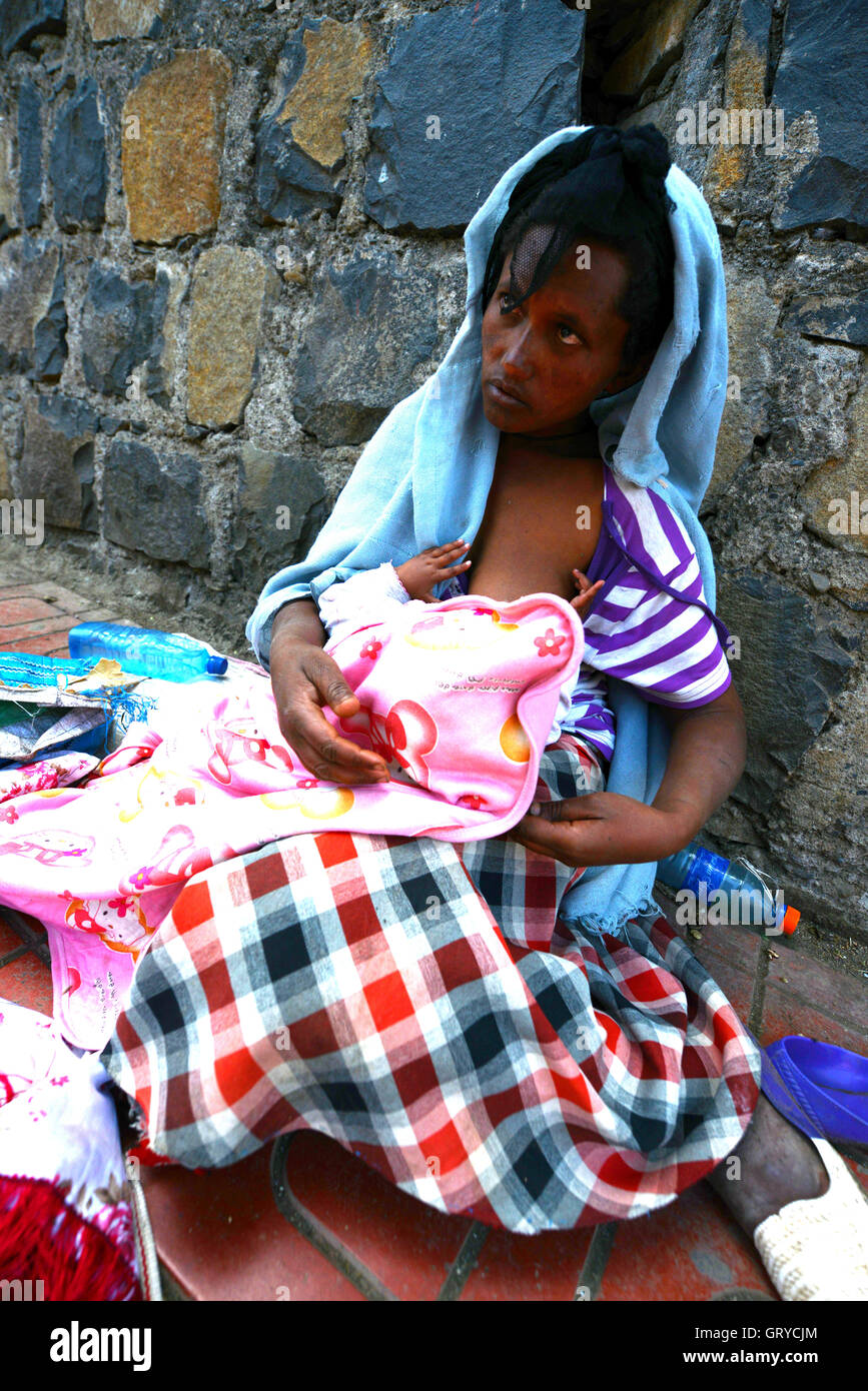 Una donna etiope allattare al seno il suo bambino. Foto Stock