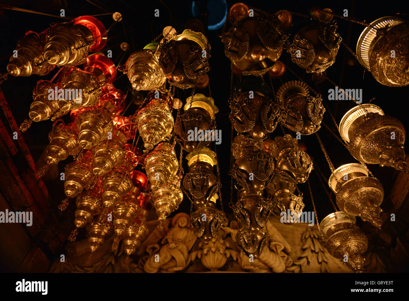 Lanterne a soffitto nella camera del sepolcro all interno della chiesa del Santo Sepolcro. Foto Stock