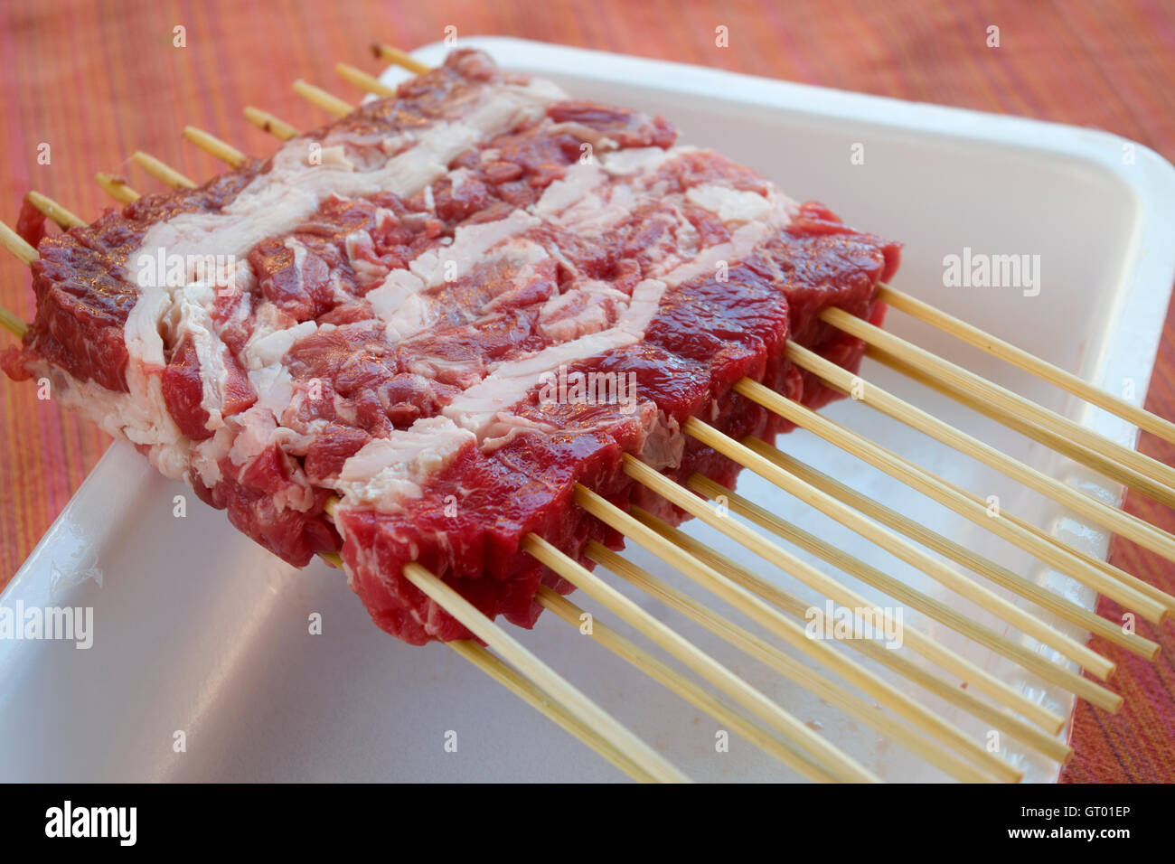 Arrosticini o castrato carne di pecora (carni di montone), tagliato a tocchetti e trafitto da uno spiedino Foto Stock