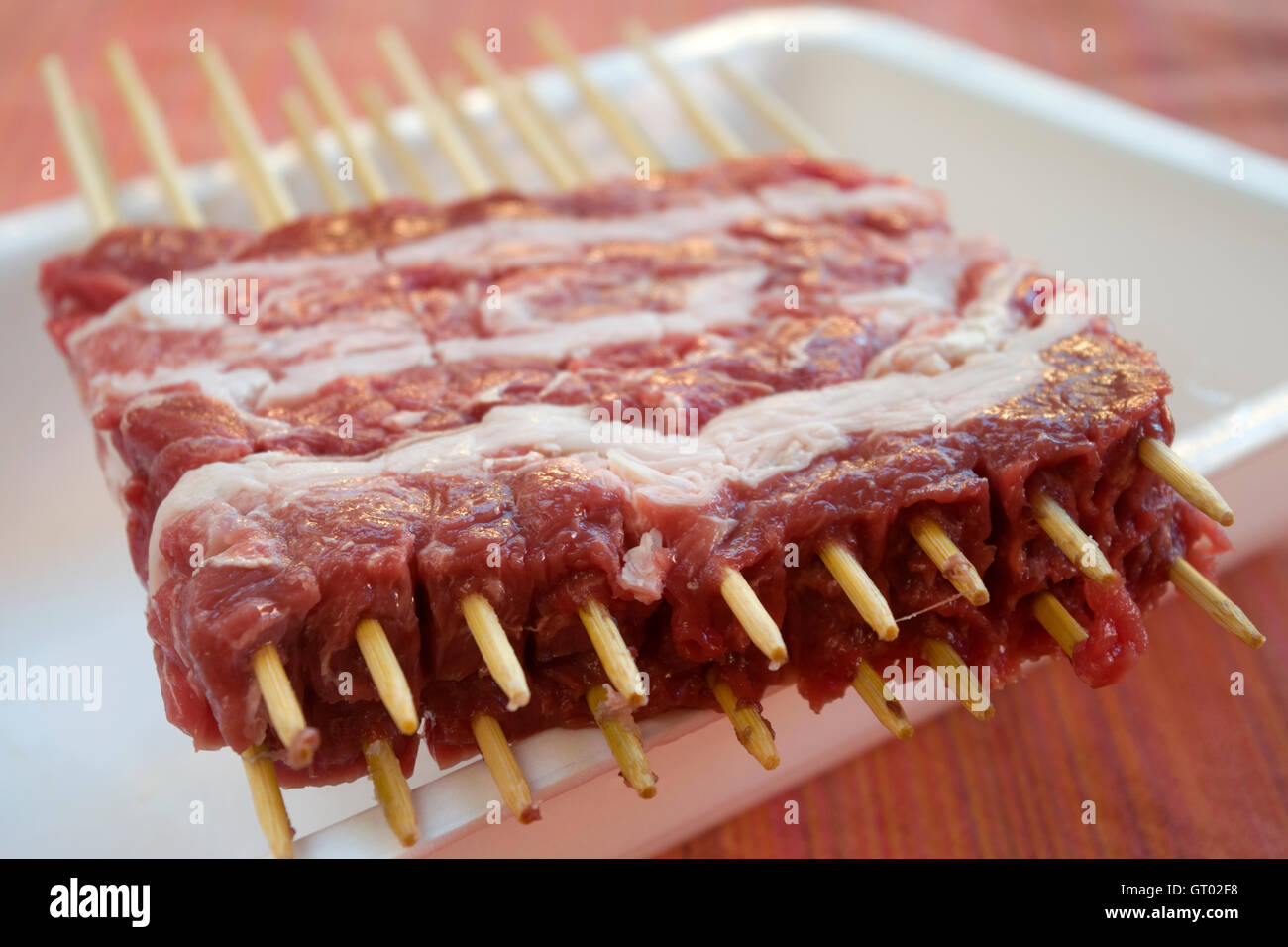 Arrosticini o castrato carne di pecora (carni di montone), tagliato a tocchetti e trafitto da uno spiedino Foto Stock