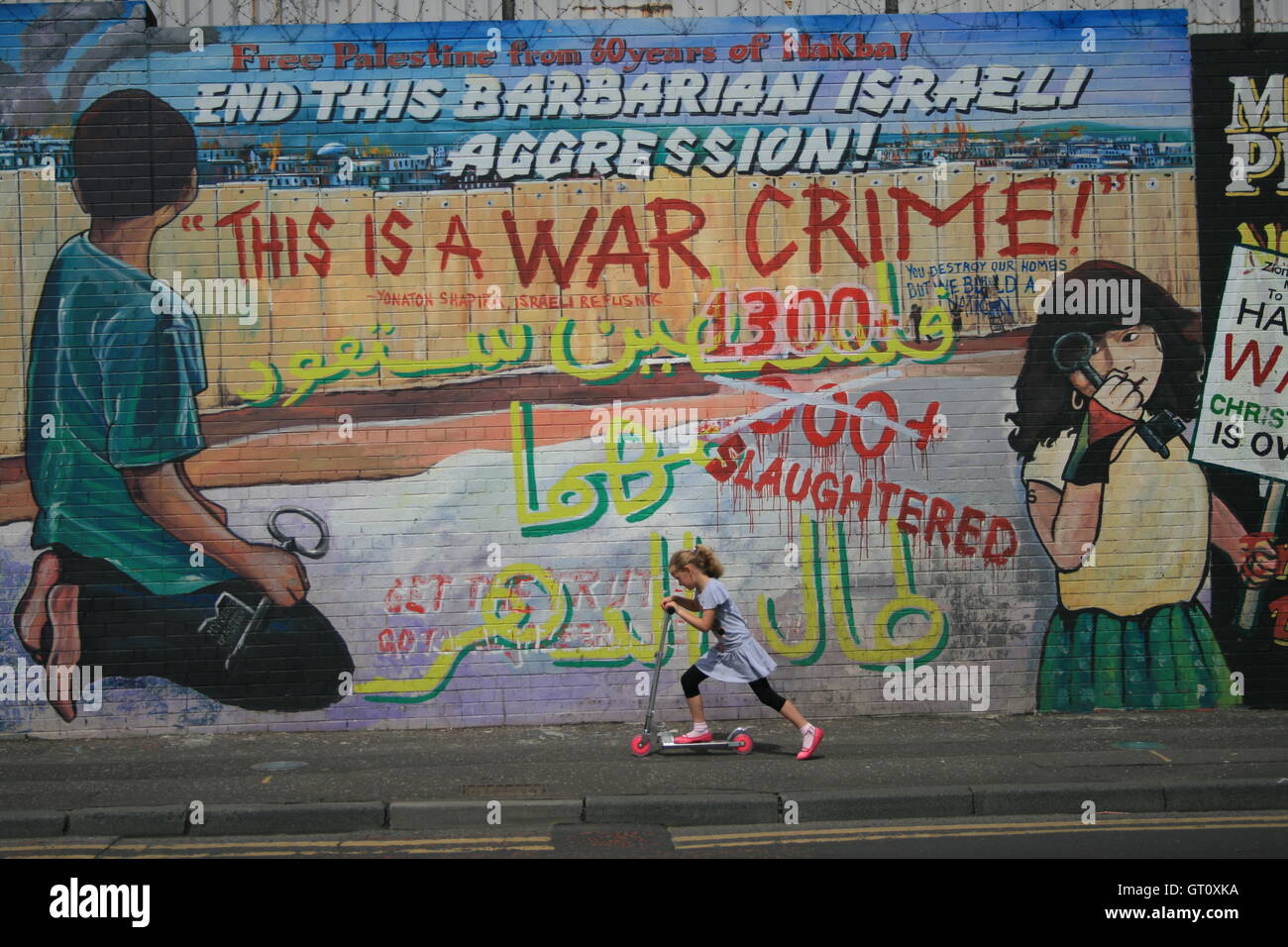 Politica sul murale Divis Street/Falls Road, West Belfast, denunciando la politica israeliana contro la Palestina. Foto Stock
