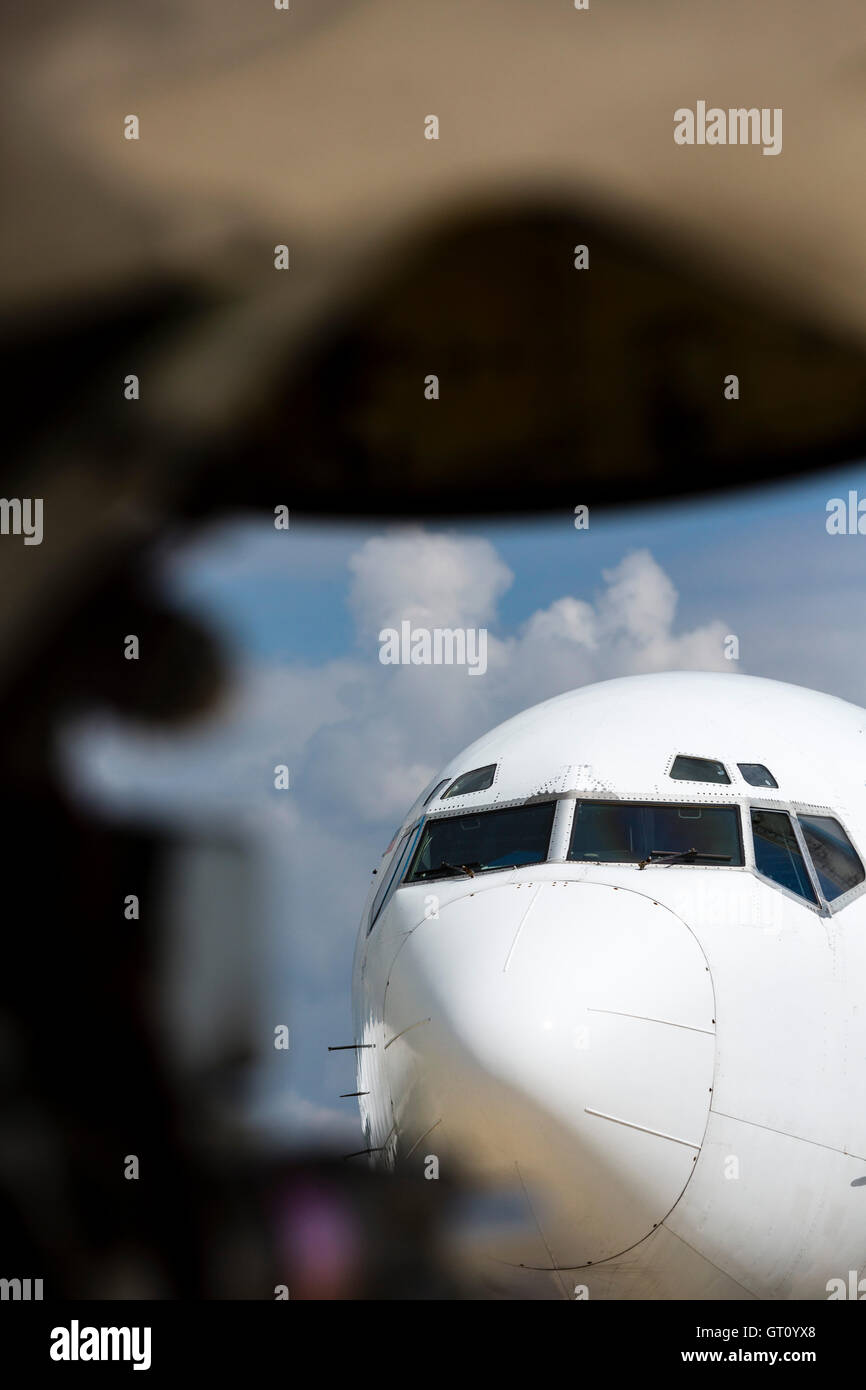 Il vecchio stile jet motore degli aerei di passeggeri che mostra i dettagli del velivolo inclduign ogiva, comandi ecc. Foto Stock